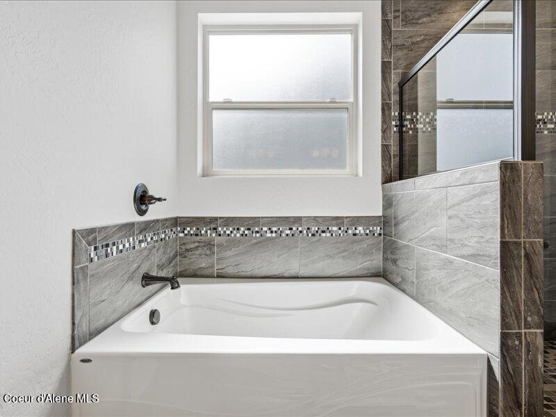 8023 North Darlena Loop Coeur D'Alene, ID 83815 - Photo 23 of 46 29-Primary Bathroom
