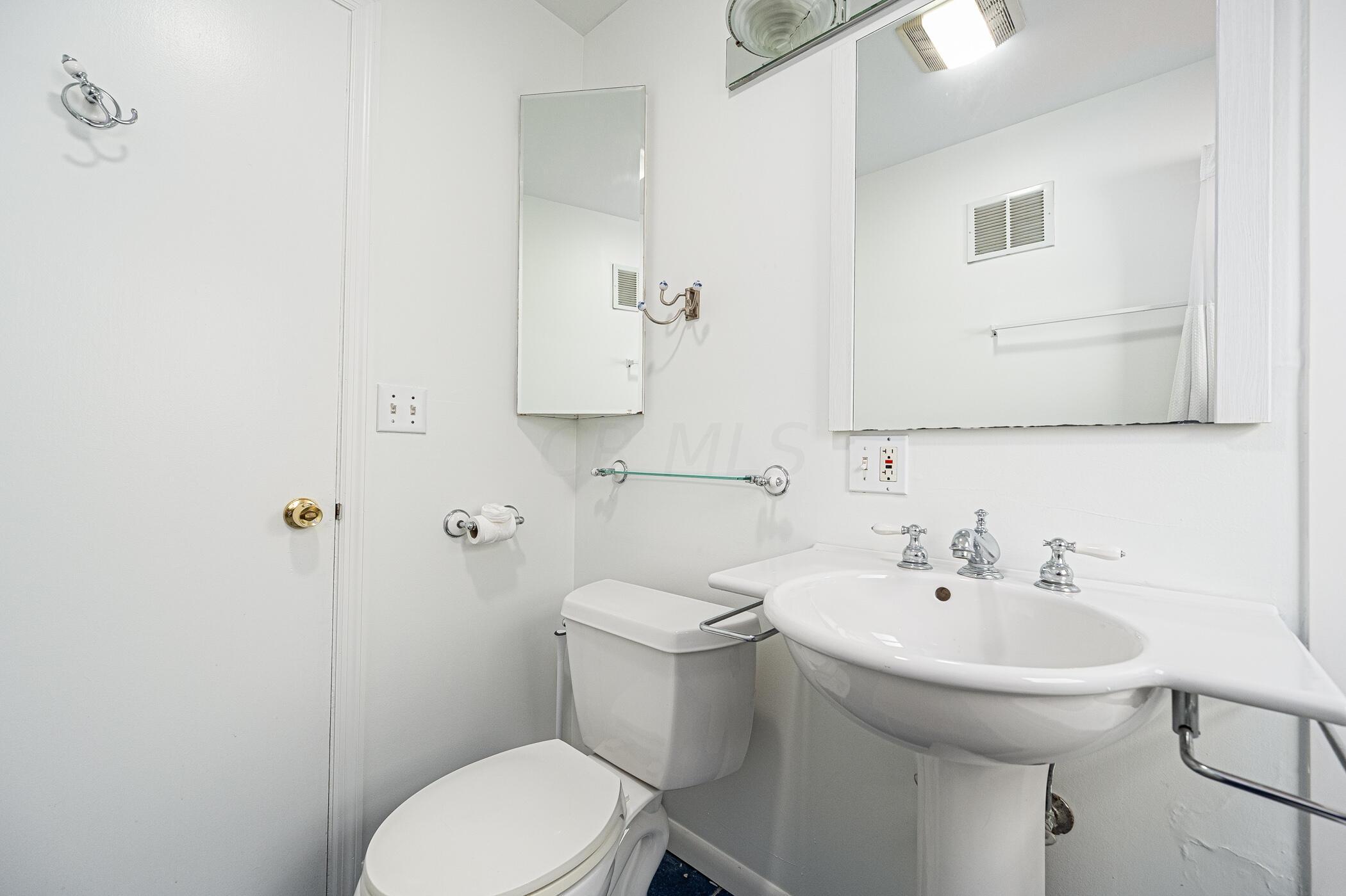 1621 Waltham Road, Unit A Columbus, OH 43221 - Photo 16 of 27 Full Bath