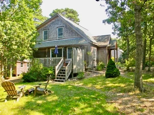 a view of a house with backyard