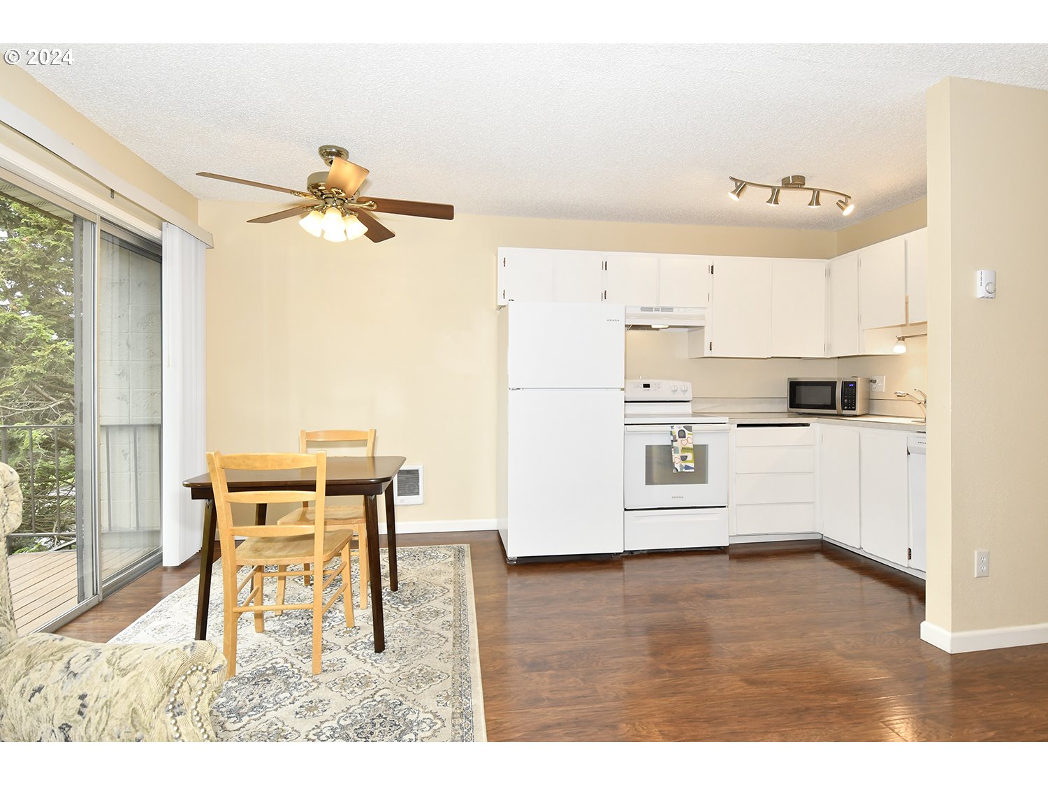 200 Southwest Florence Avenue Gresham, OR 97080 - Photo 5 of 35 Kitchen/Dining Room