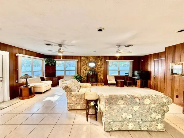 $3,700 | 9970 54th Avenue North, St. Petersburg, FL 33708