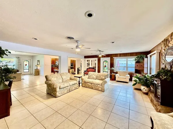 $3,700 | 9970 54th Avenue North, St. Petersburg, FL 33708