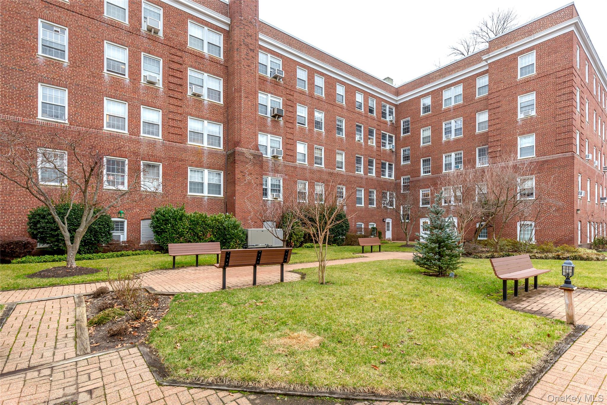 90 Knightsbridge Road, Unit 4J Great Neck, NY 11021 - Photo 13 of 15