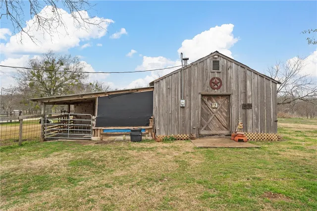 $299,500 | 429 Water Tower Road, Axtell, TX 76624