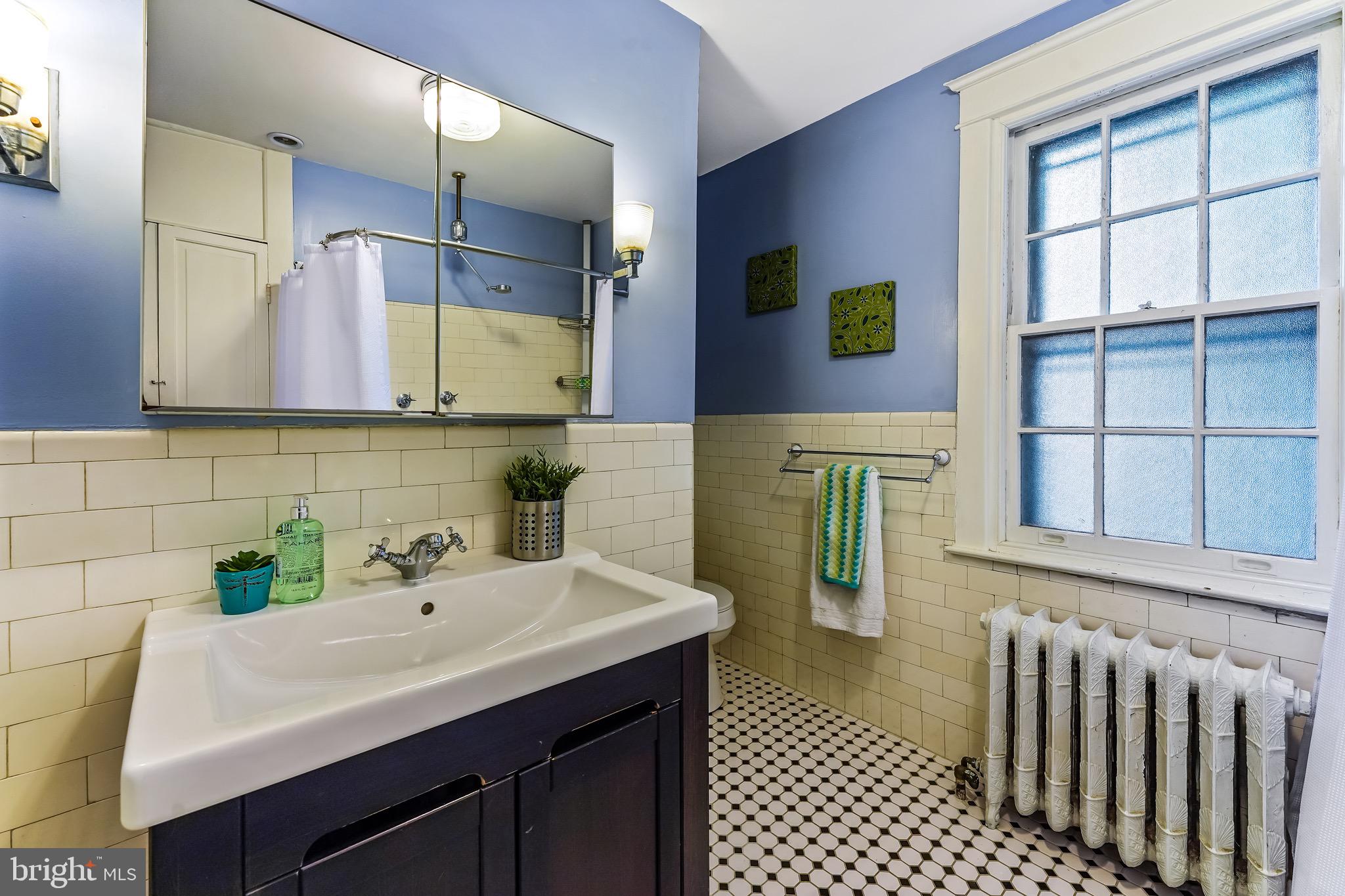 323 Pembroke Road Bala Cynwyd, PA 19004 - Photo 19 of 34 2nd Floor Hall Bath