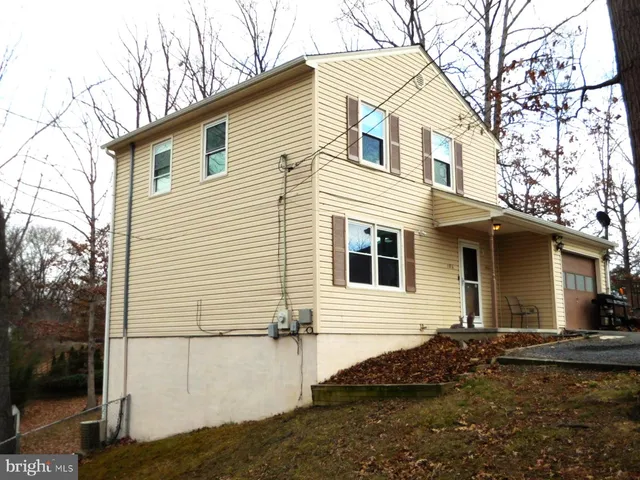 a view of a house with backyard