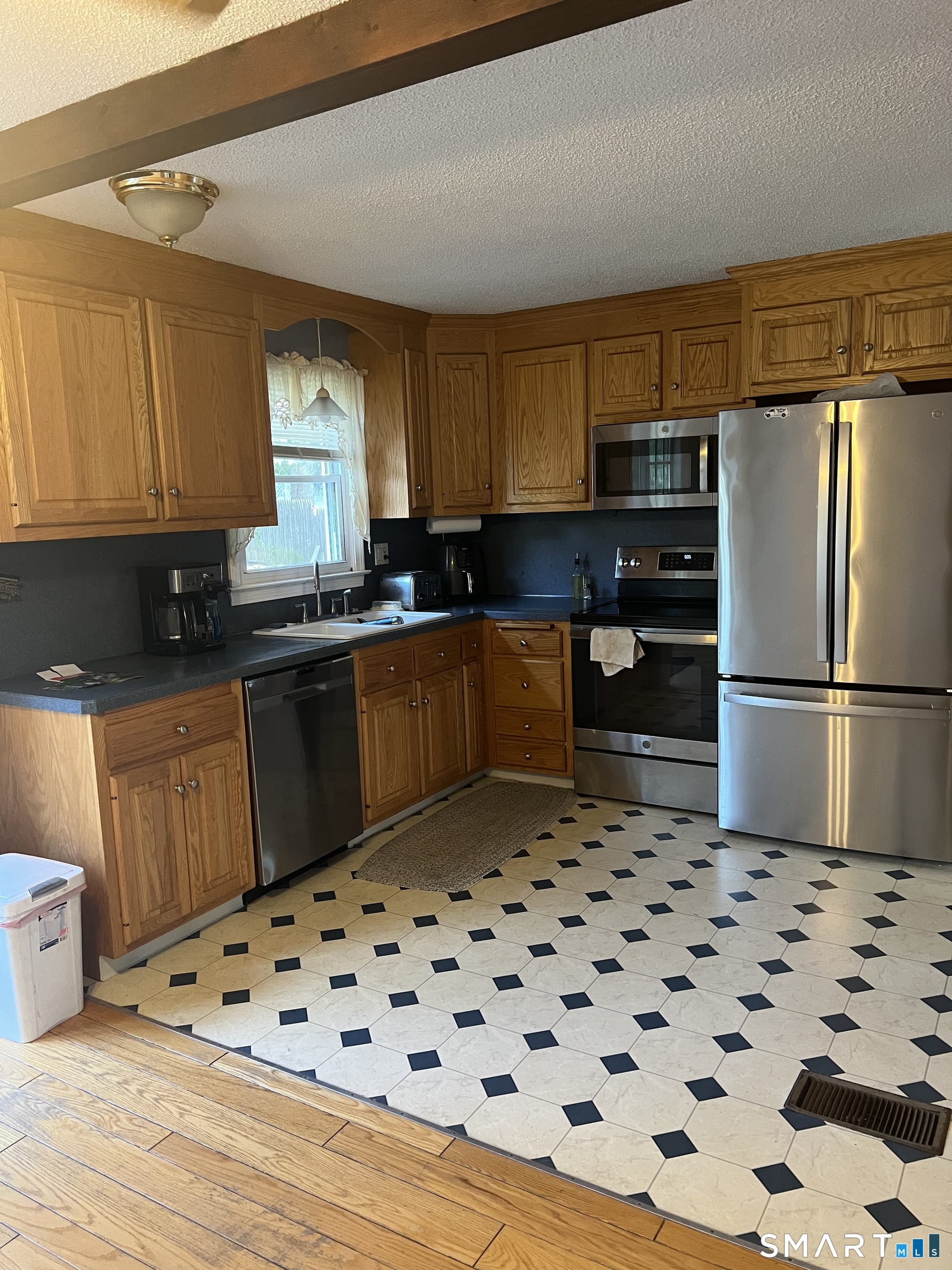 47 Robin Street Bristol, CT 06010 - Photo 9 of 39