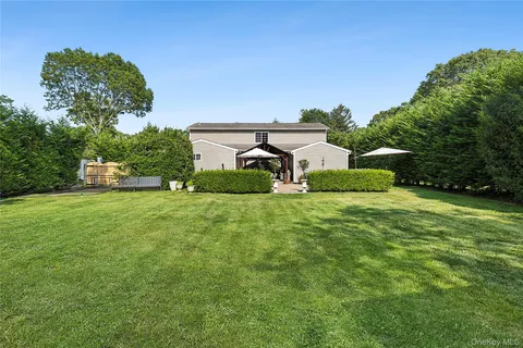 a picture of a book shelf