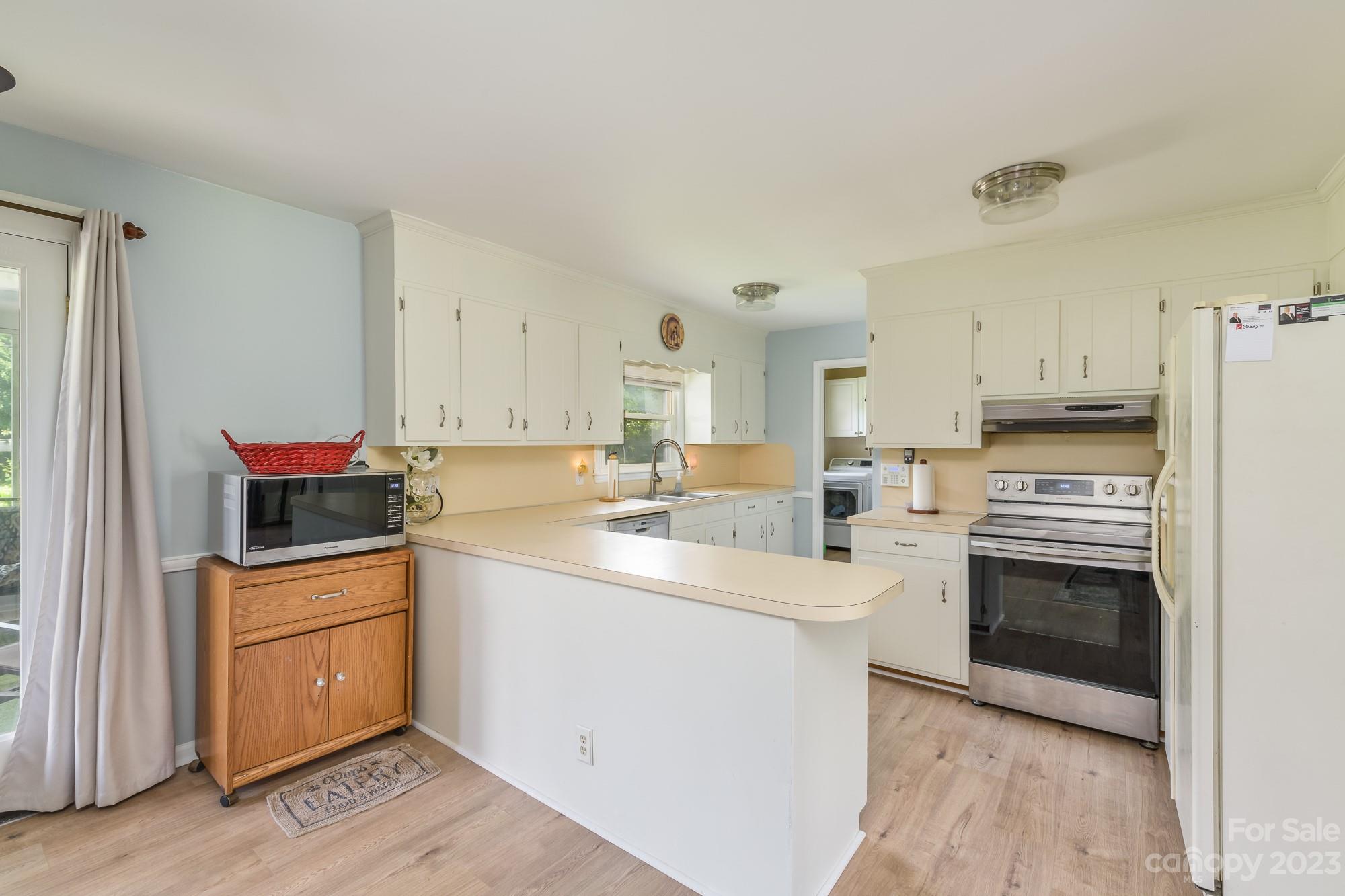 244 Pennington Road Rock Hill, SC 29732 - Photo 10 of 20 a kitchen with a sink stove and refrigerator