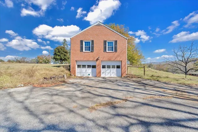$529,950 | 10544 Lee Highway, Fincastle, VA 24090