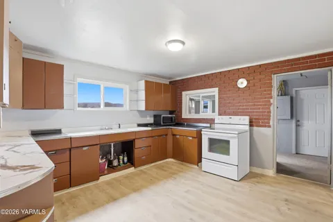 $590,000 | 13951 Fort Road, White Swan, WA 98952