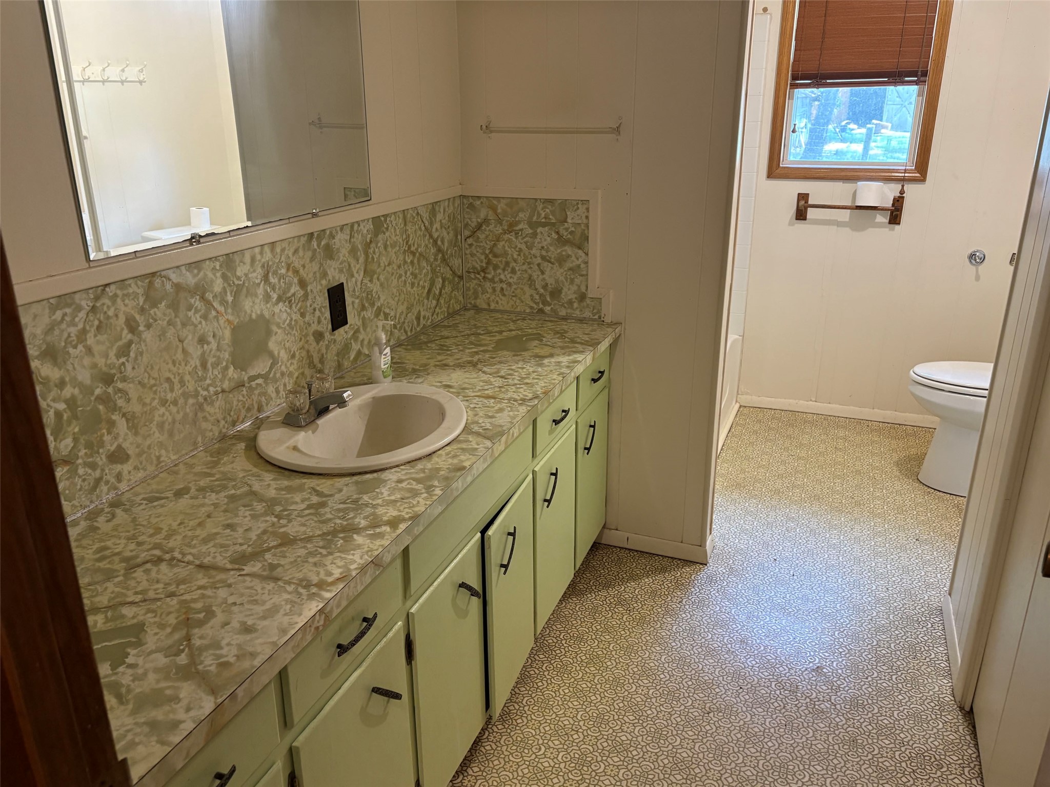 2214 Cr 253 Road Weimar, TX 78962 - Photo 6 of 28 hall bath