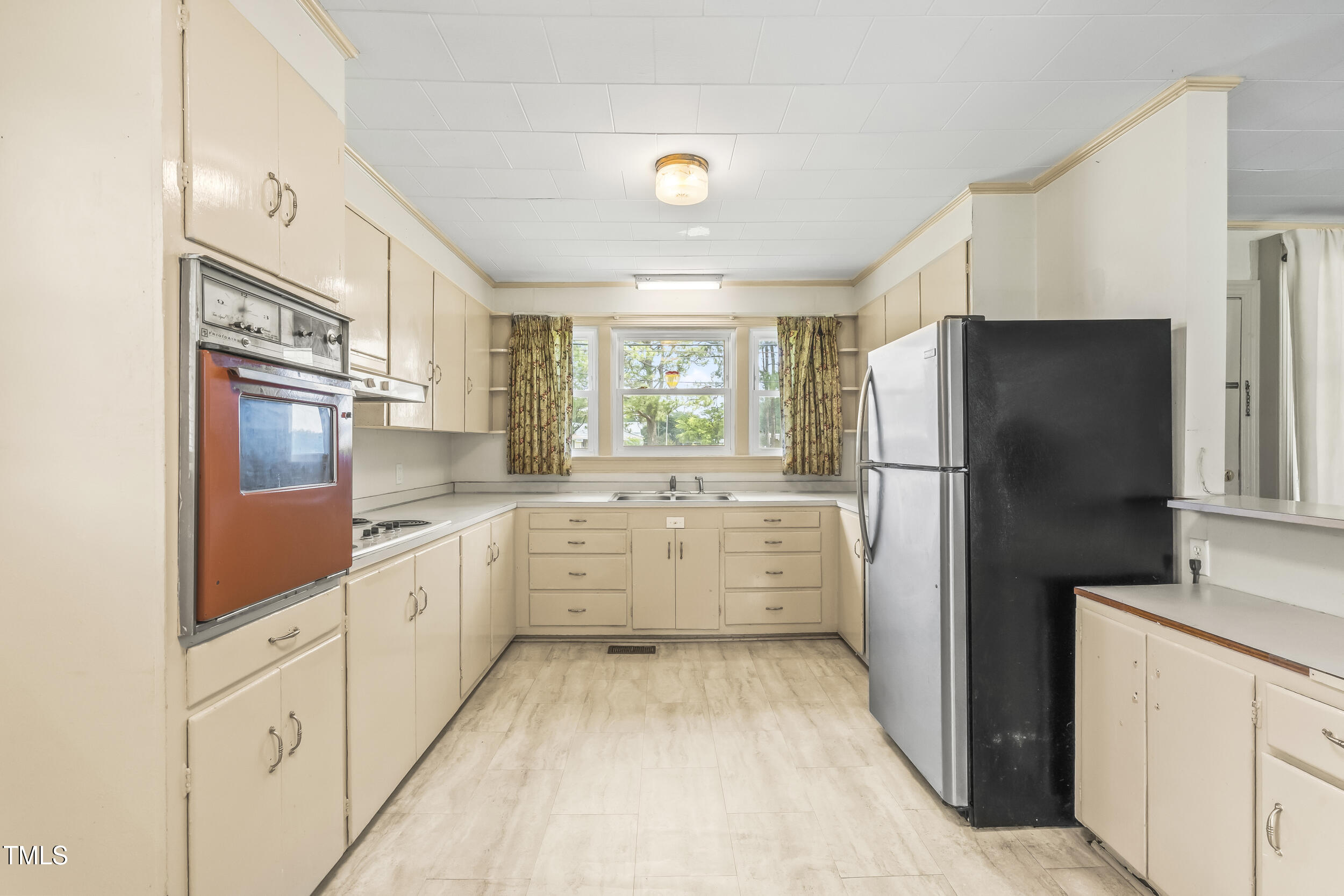 500 Rowan Road Clinton, NC 28328 - Photo 19 of 42 a kitchen with granite countertop cabinets and refrigerator
