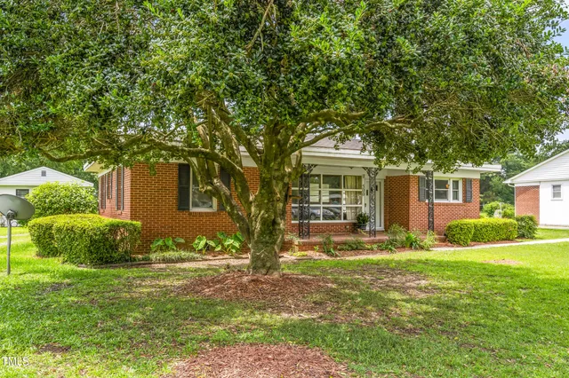 a view of livingroom with furniture and ceiling fan