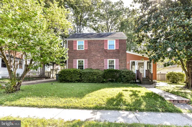 a view of a yard in front of a house