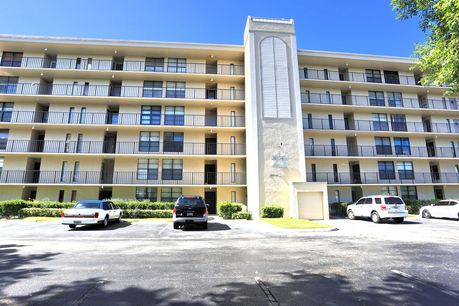 21 Royal Palm Way, Unit 206 Boca Raton, FL 33432 - Photo 2 of 35 21 Royal Palm Way 206 Boca-large-001-36-