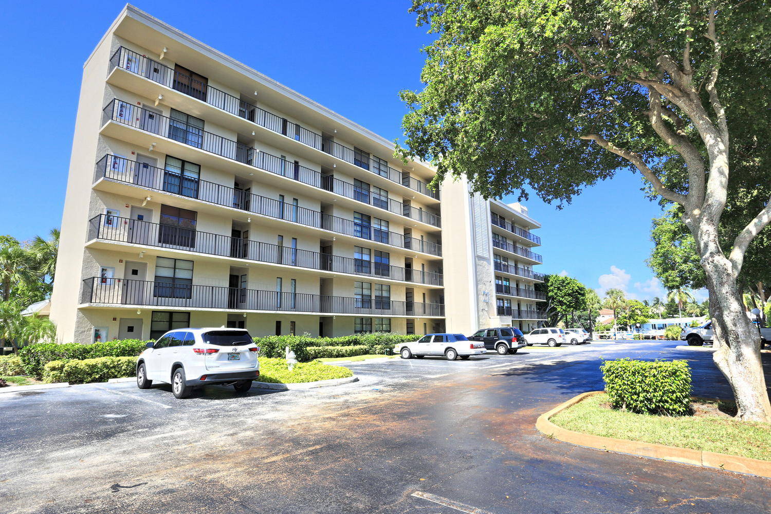 21 Royal Palm Way, Unit 206 Boca Raton, FL 33432 - Photo 4 of 35 21 Royal Palm Way 206 Boca-large-003-29-