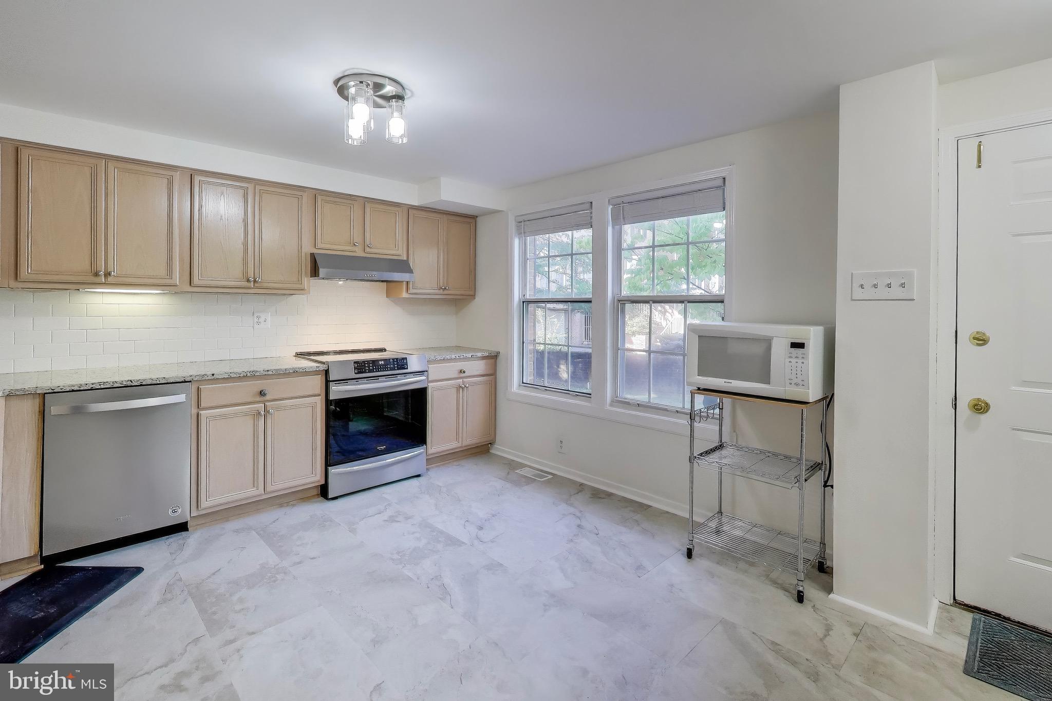 8932 Barrowgate Court Potomac, MD 20854 - Photo 7 of 24