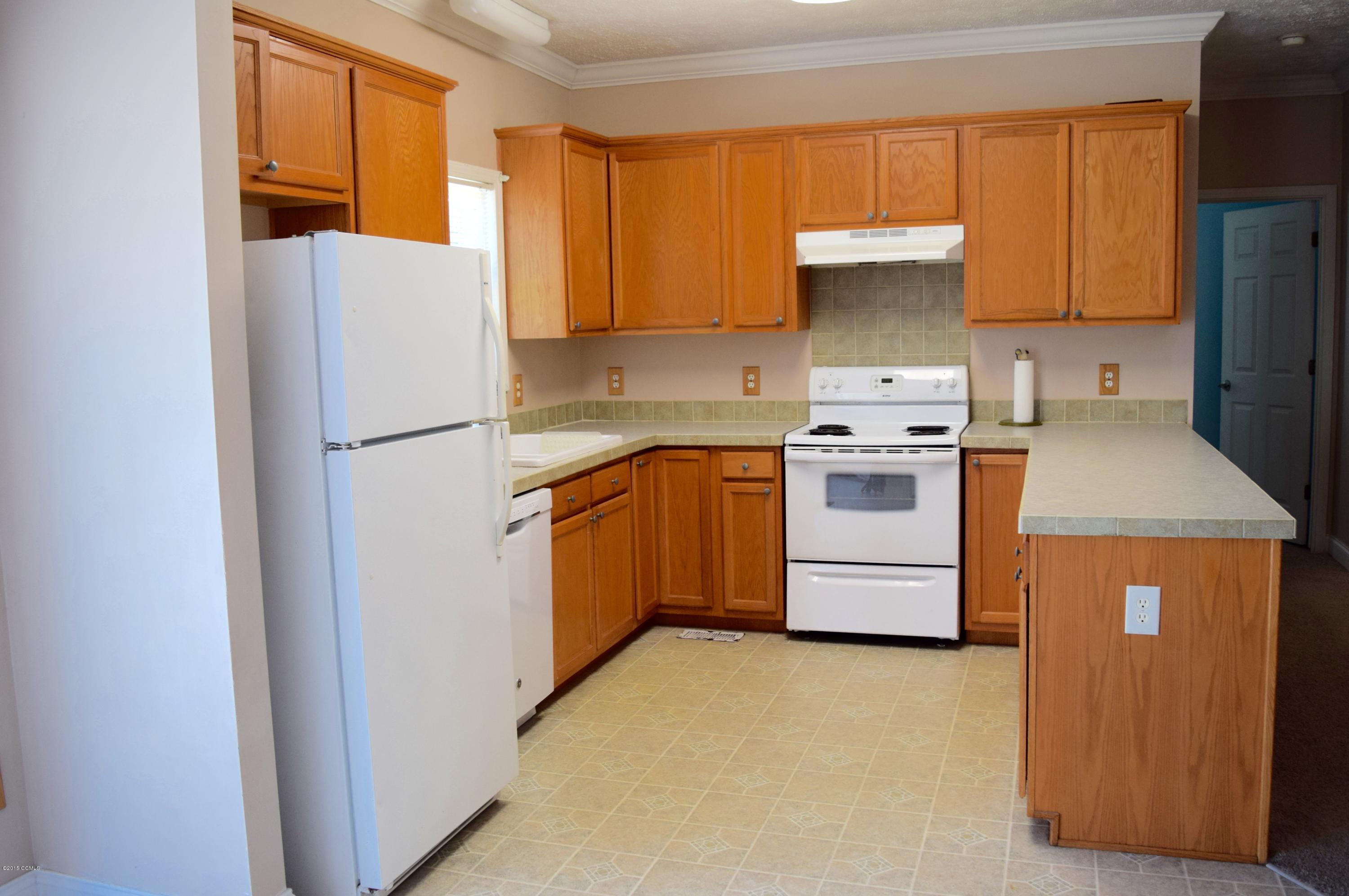 189 Cagle Road Newport, NC 28570 - Photo 3 of 14 KITCHEN & APPLIANCES 111