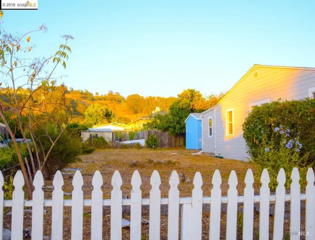 a view of a yard and basketball court