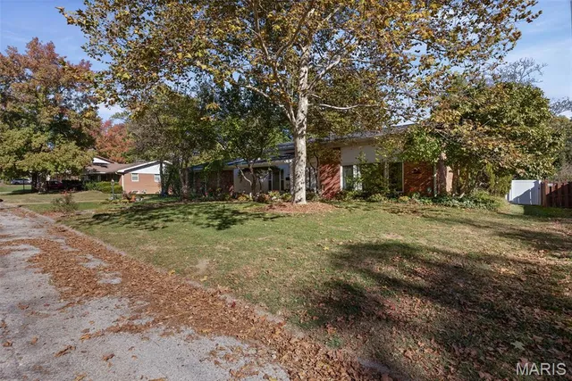 $365,000 | 69 Country Club Acres, Belleville, IL 62223