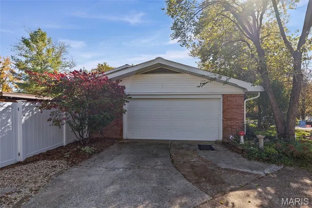 $365,000 | 69 Country Club Acres, Belleville, IL 62223