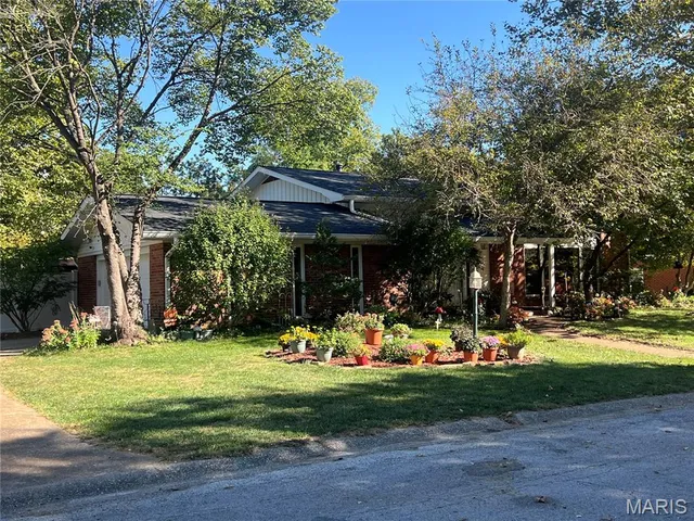 $365,000 | 69 Country Club Acres, Belleville, IL 62223