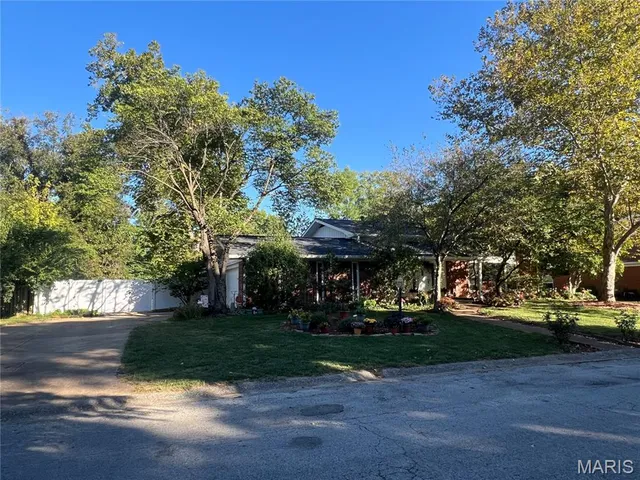 $365,000 | 69 Country Club Acres, Belleville, IL 62223