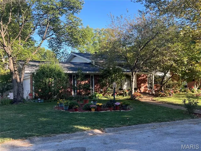 $365,000 | 69 Country Club Acres, Belleville, IL 62223