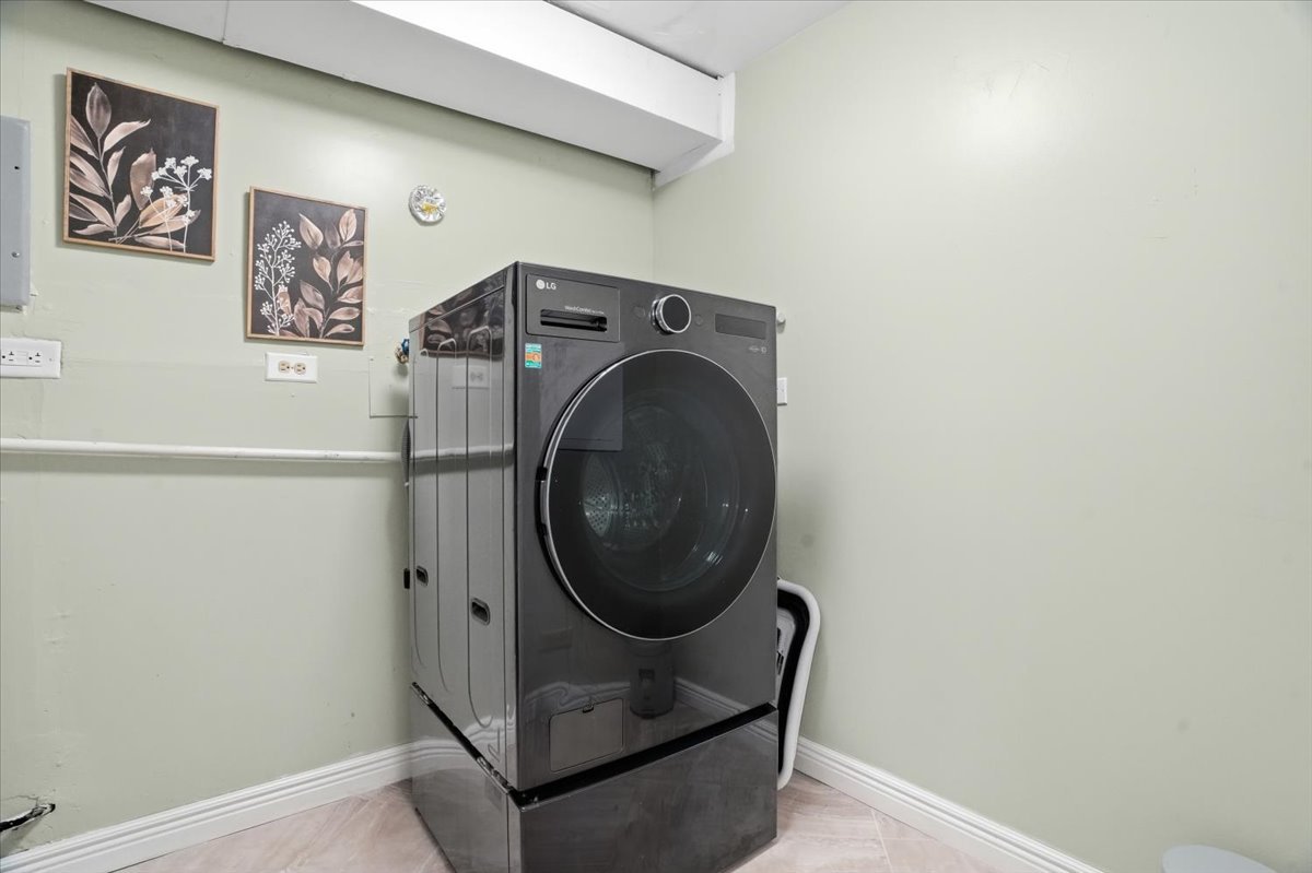 394 Northgate Road Lindenhurst, IL 60046 - Photo 23 of 28 a utility room with dryer and washer