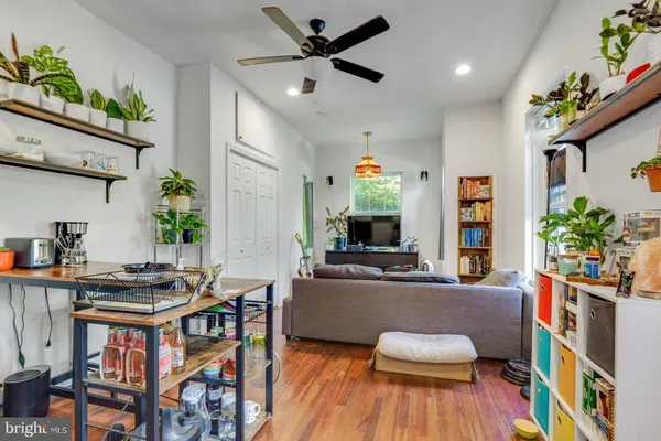$925 | 618 North 40th Street, Unit 2, Philadelphia, PA 19104