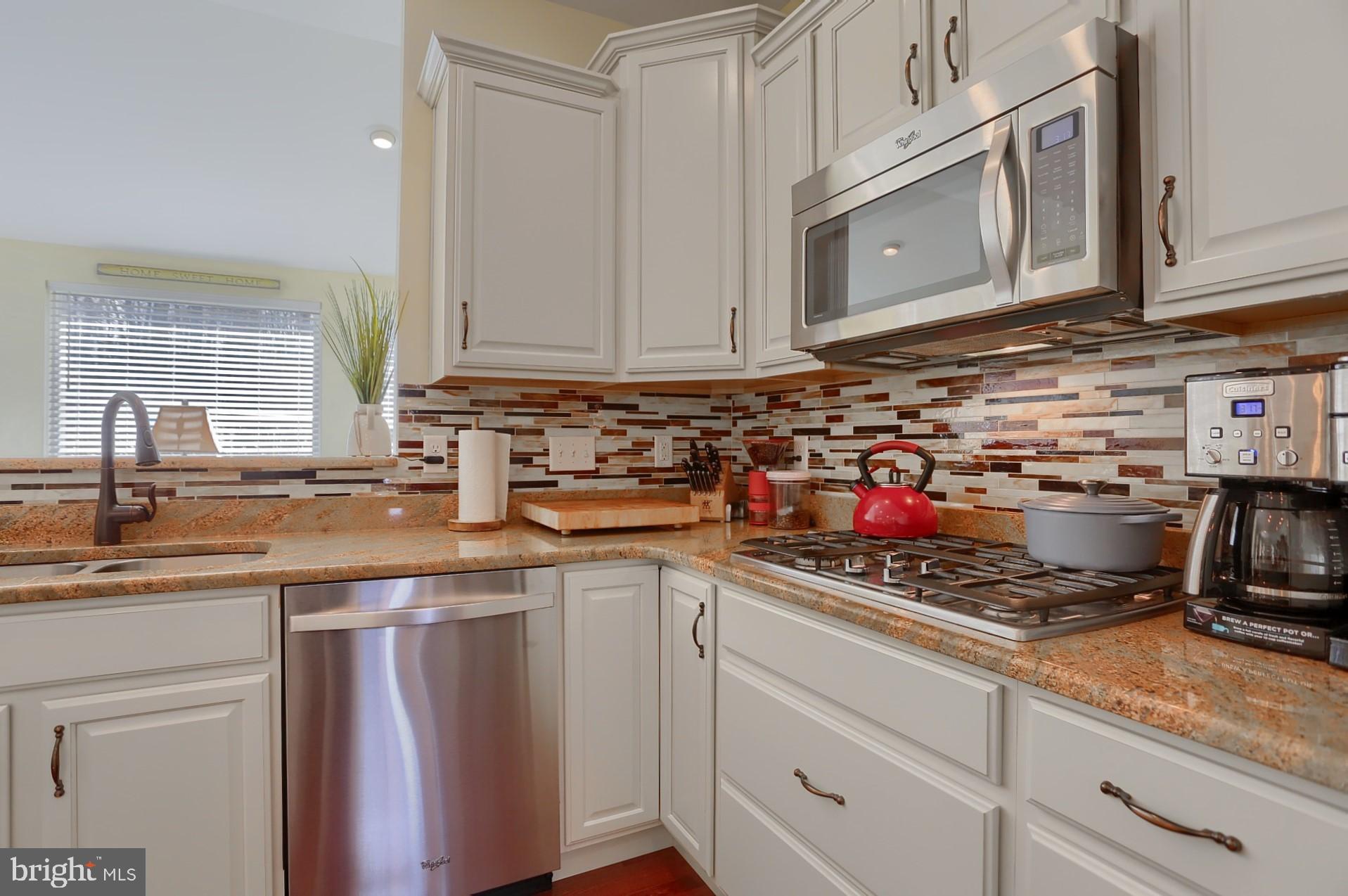 181 Overlook Road Morgantown, PA 19543 - Photo 16 of 54 Ceramic Tiled Backsplash