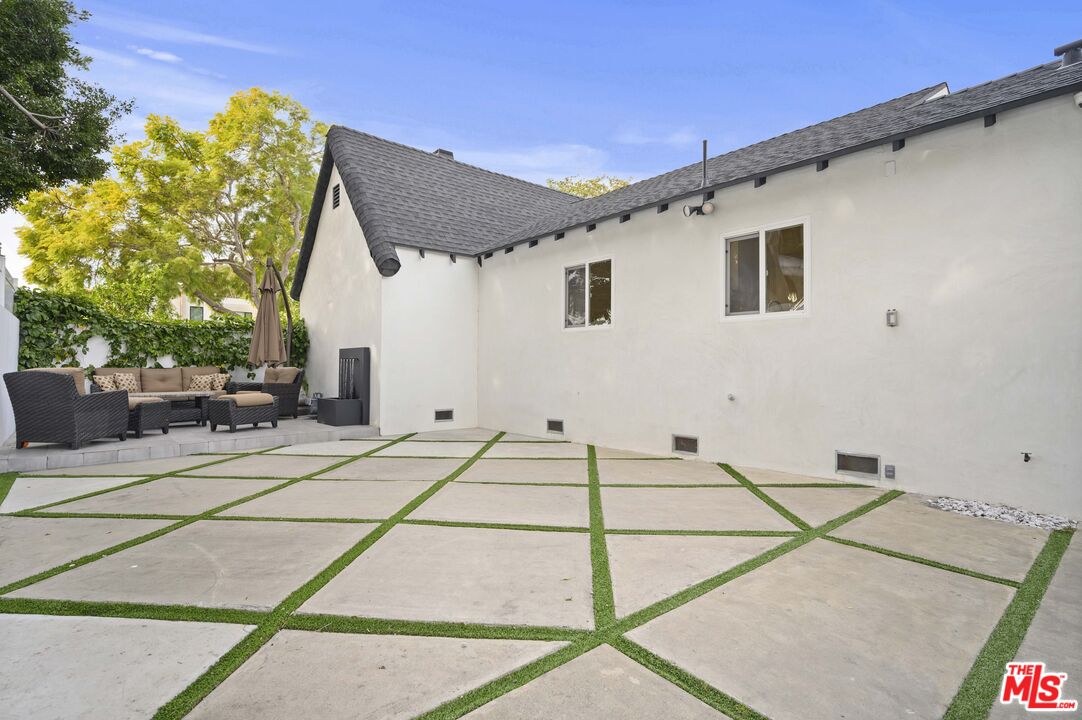2148 Kelton Avenue Los Angeles, CA 90025 - Photo 26 of 36 a white building with a outdoor space