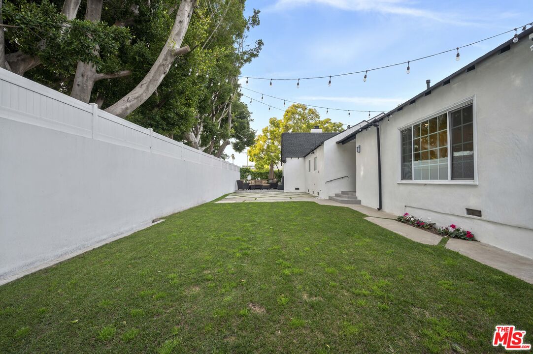 2148 Kelton Avenue Los Angeles, CA 90025 - Photo 28 of 36 a view of a backyard with plants