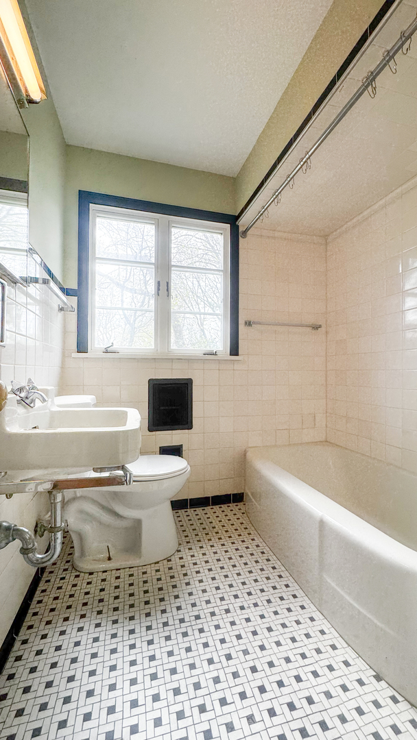 1848 North Sheridan Road Waukegan, IL 60087 - Photo 19 of 27 a bathroom with a toilet a sink and bathtub