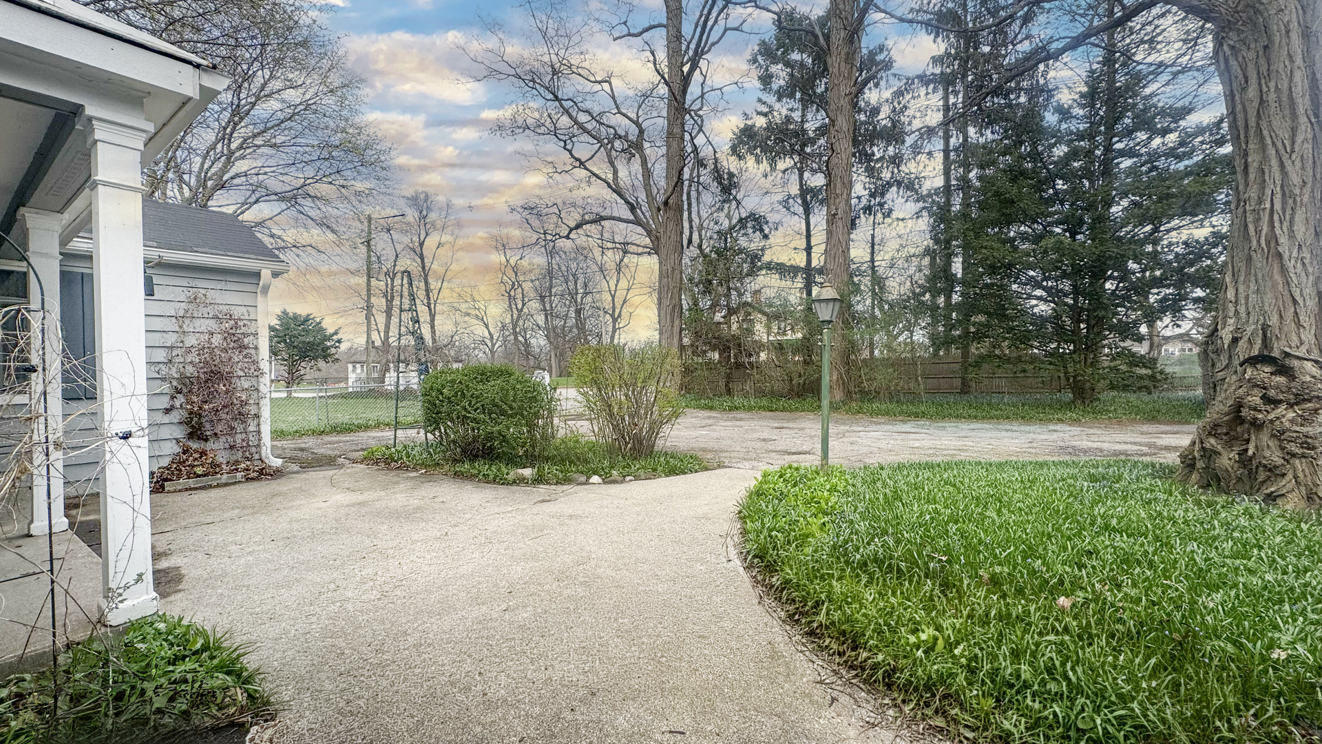 1848 North Sheridan Road Waukegan, IL 60087 - Photo 3 of 27 a view of a garden with pathway