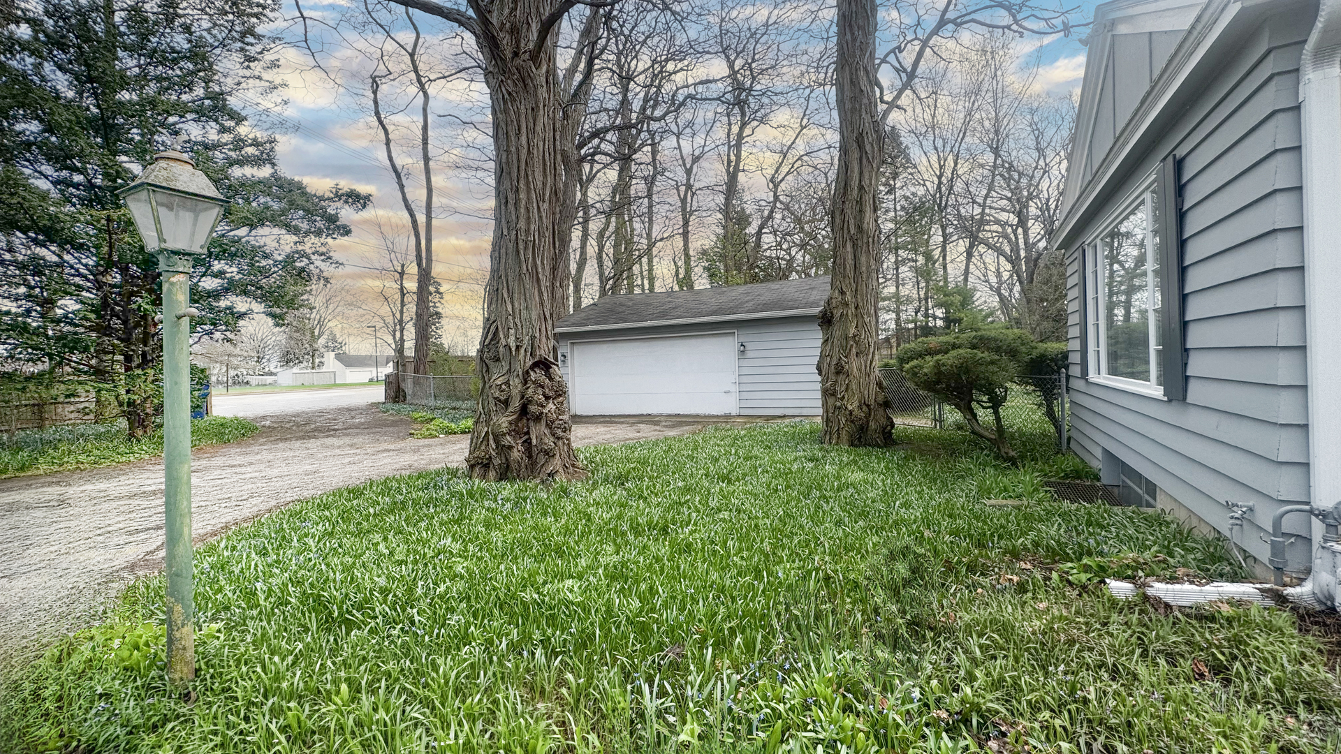 1848 North Sheridan Road Waukegan, IL 60087 - Photo 4 of 27 a front view of a house with garden