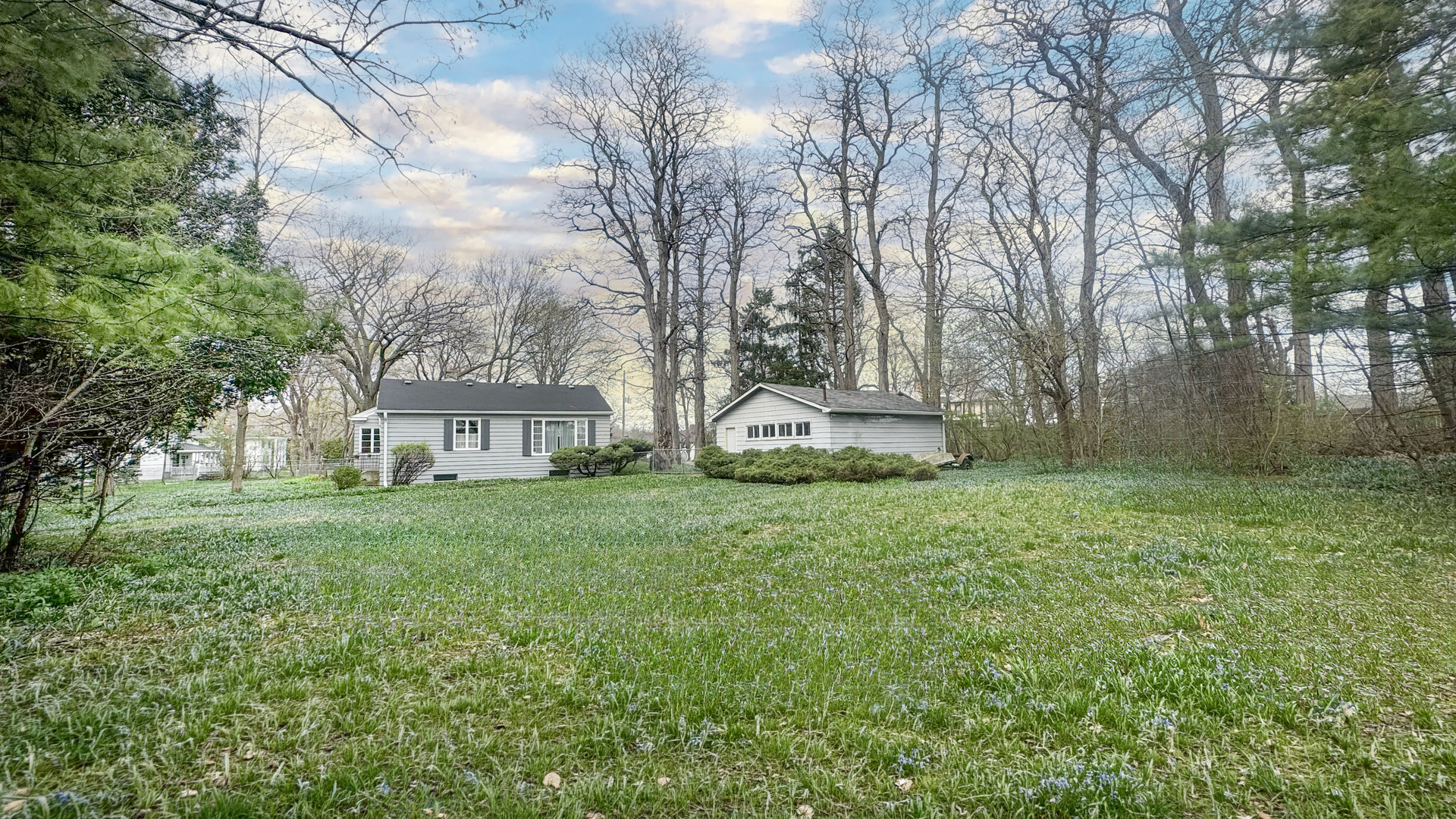 1848 North Sheridan Road Waukegan, IL 60087 - Photo 6 of 27 a view of a house with backyard and garden