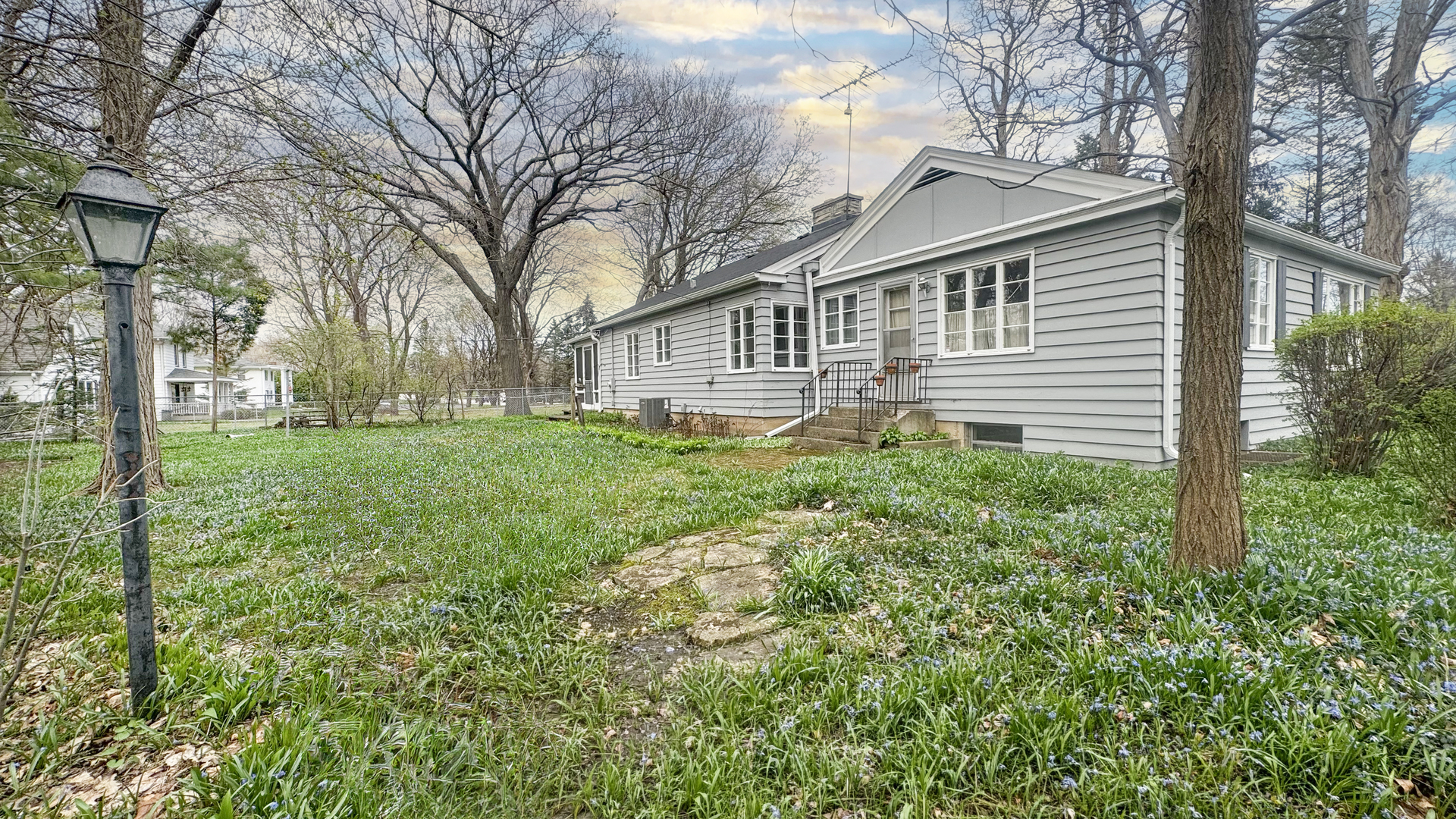 1848 North Sheridan Road Waukegan, IL 60087 - Photo 9 of 27 a front view of house with a garden