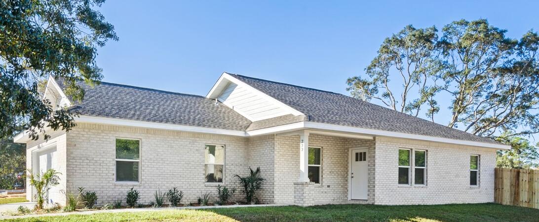 a view of a house with a yard