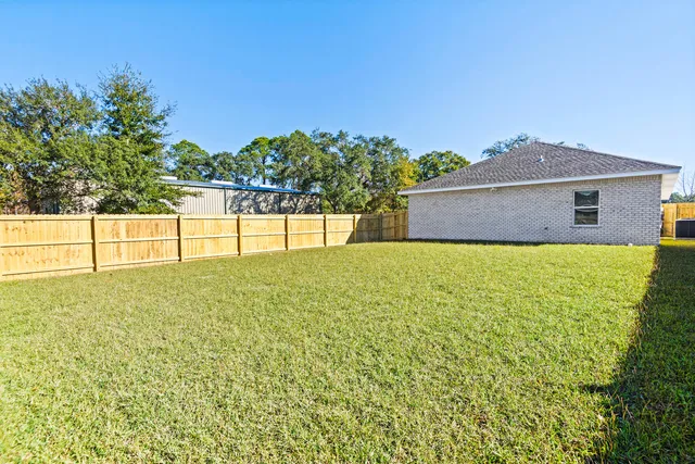 a view of a backyard