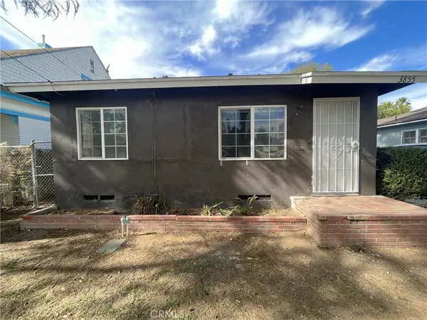 $1,495 | 3855 Locust Street, Riverside, CA 92501