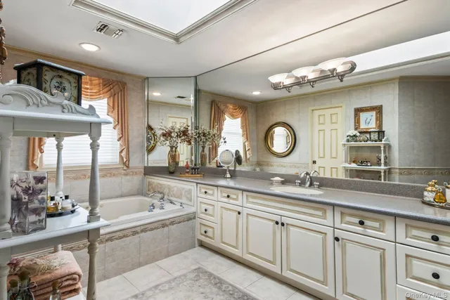 $1,275,000 | 77 The Woods, Commack, NY 11725