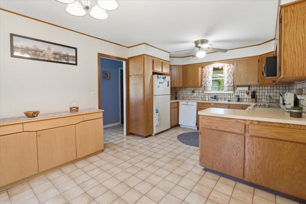 12450 39th Avenue Pleasant Prairie, WI 53158 - Photo 9 of 25 24-12450 39TH AVE, PLEASANT PRAIRIE, WI