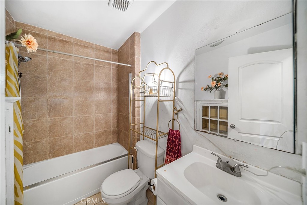 1100 Walnut Avenue, Unit 4 Long Beach, CA 90813 - Photo 27 of 31 Guest Bath