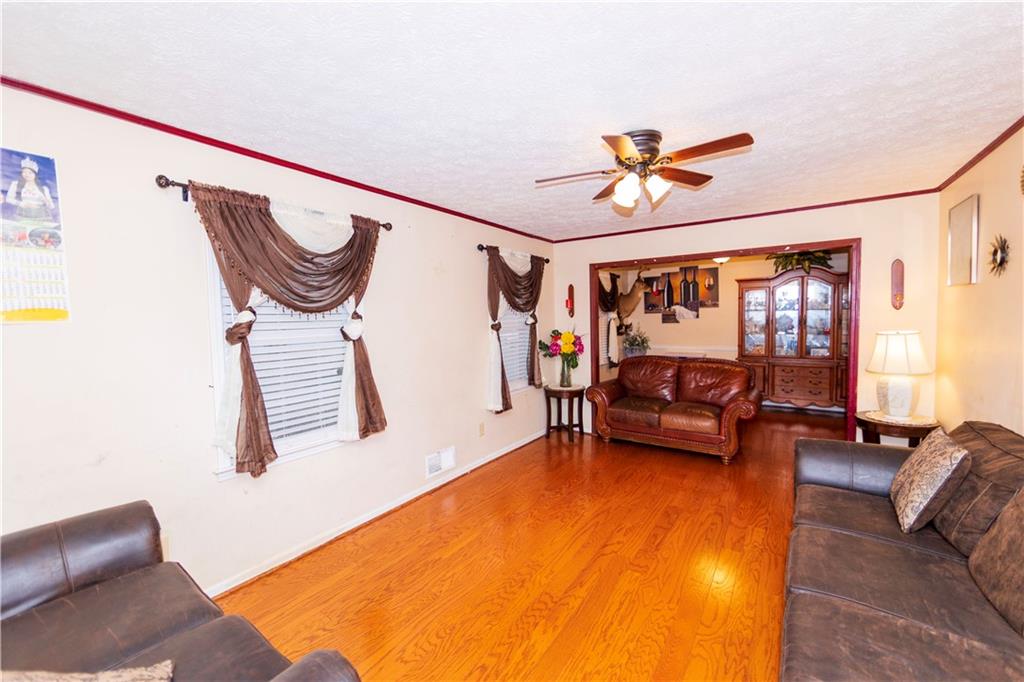 775 Shannon Way Lawrenceville, GA 30044 - Photo 11 of 24 a living room with furniture