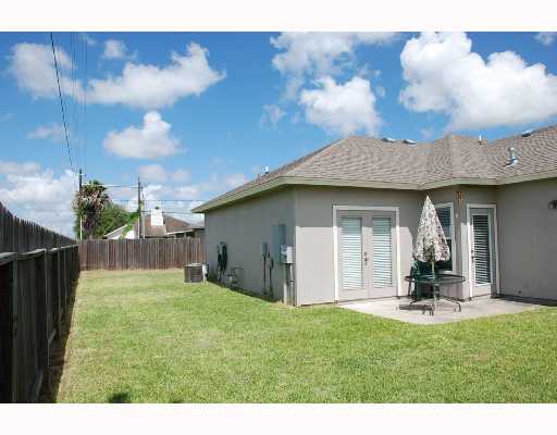 8001 Loomis Drive Corpus Christi, TX 78414 - Photo 6 of 7 a house view with a garden space
