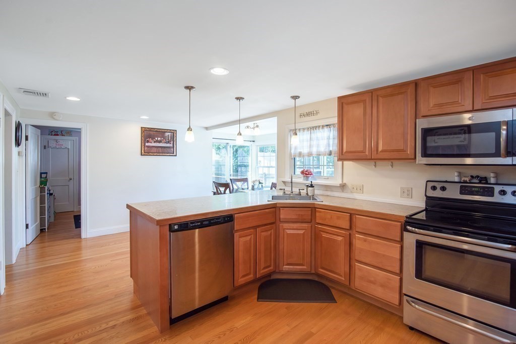106 Gillette Circle Springfield, MA 01118 - Photo 3 of 24 Gallery Image 3