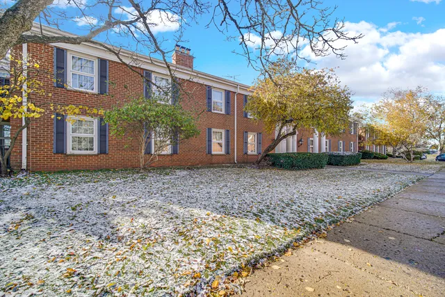 $183,000 | 521 Coventry Lane, Unit 12, Crystal Lake, IL 60014