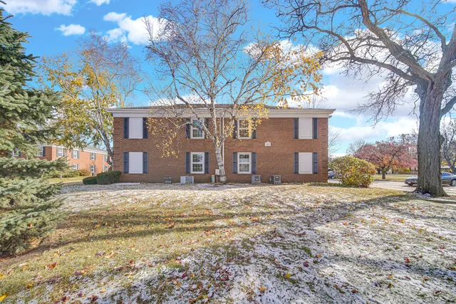 $183,000 | 521 Coventry Lane, Unit 12, Crystal Lake, IL 60014